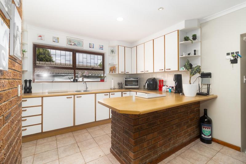 5 Bedroom Property for Sale in Vredekloof Western Cape